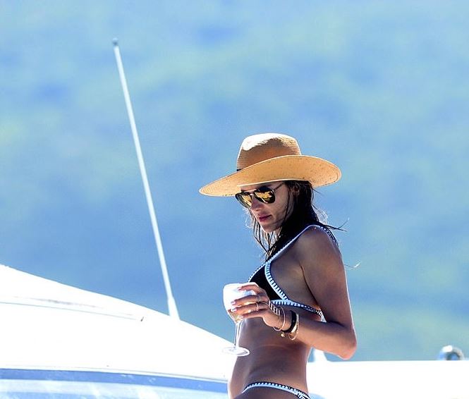 Rời Victoria’s Secret, Alessandra Ambrosio hóa thiên thần bikini ở biển